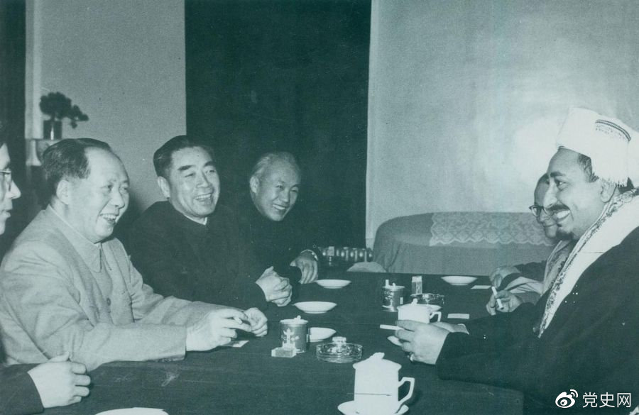 1958年1月3日,周恩来陪同毛泽东在杭州会见也门王国副首相兼外交大臣和国防大臣巴德尔王太子(右一)及其随行人员。