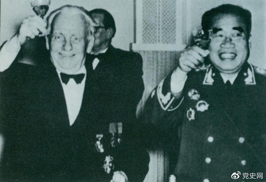 1956年1月4日,朱德率代表团出席了在柏林政府大厦举行的庆祝德意志民主共和国总统威廉·皮克80寿辰招待会。这是朱德向皮克总统祝酒。