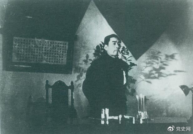 1946年1月10日,周恩来在政治协商会议开幕式上致词。