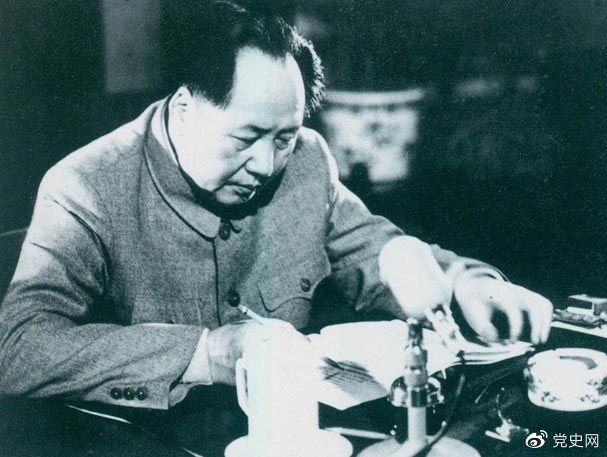 1954年1月9日,在毛泽东主持下,中华人民共和国宪法草案的起草工作正式开始。这是毛泽东在修改宪法草案。