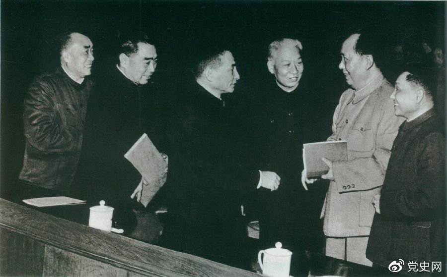 1962年1月11日至2月7日,中共中央在北京举行扩大的工作会议(即七千人大会)。图为毛泽东、刘少奇、周恩来、朱德、陈云、邓小平在会议期间交谈。