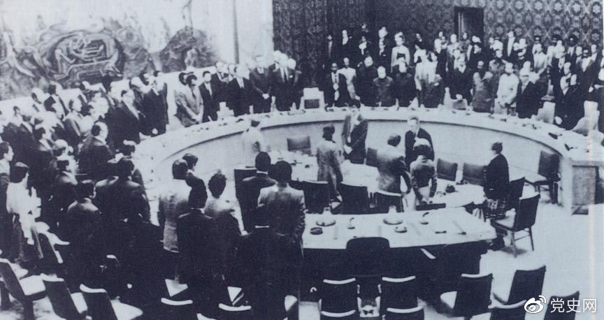 1976年1月12日,联合国安全理事会成员国代表和观察员开会时,为周恩来的逝世默哀。