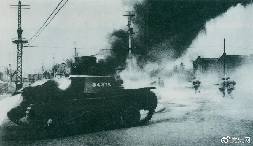 1949年1月14日,东北野战军向天津守敌发起总攻,次日下午解放天津。