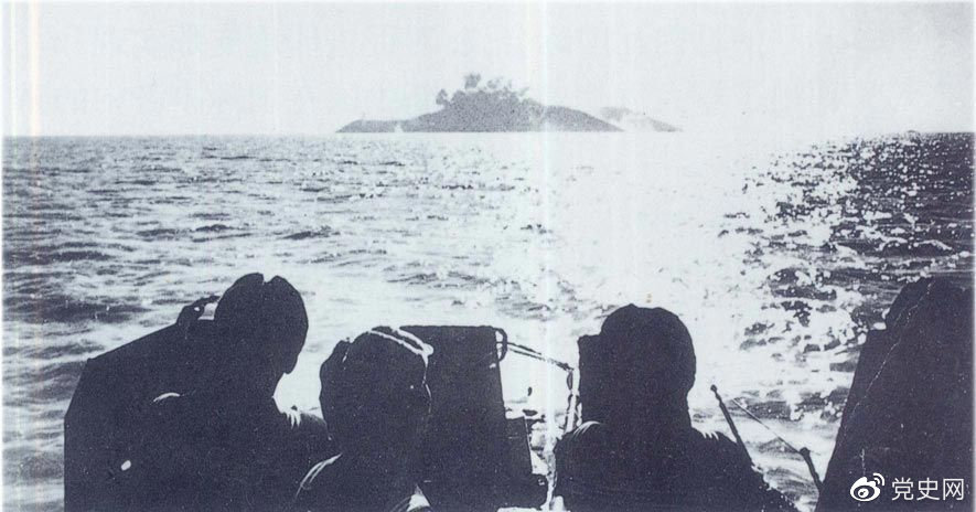 1955年1月18日至19日,中国人民解放军海陆空三军协同作战,一举解放一江山岛。图为在海军、空军的掩护下,登陆舰队迅速靠近登陆点。