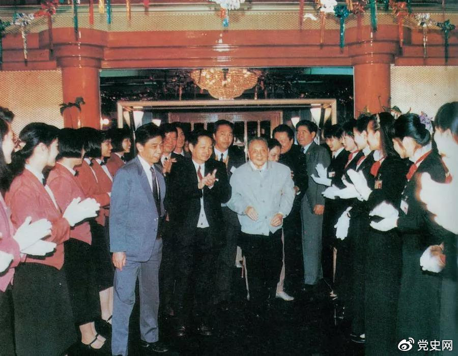 1992年1月20日,邓小平来到深圳国贸大厦,受到大厦员工的热烈欢迎。
