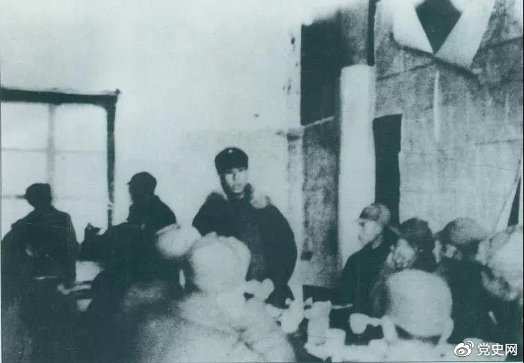1941年1月20日,中央军委命令重建新四军军部。 图为刘少奇向新四军新建军部的干部作报告。