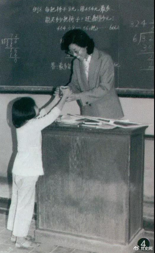 1985年1月21日,人大常委会确定9月10日为教师节。图为小学生课后给老师送上一杯热茶。