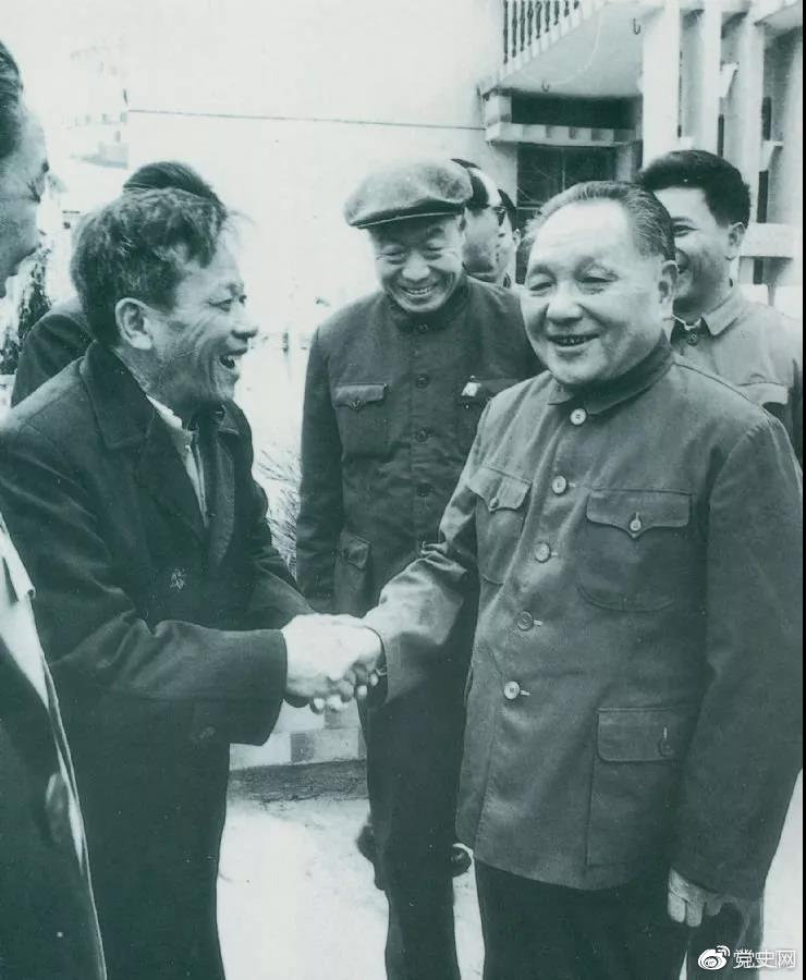 1984年1月25日,邓小平在深圳经济特区走访渔民新村。