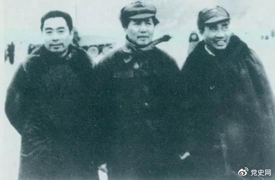 1946年1月27日,周恩来由重庆飞抵延安,图为毛泽东、朱德、周恩来在机场留影。