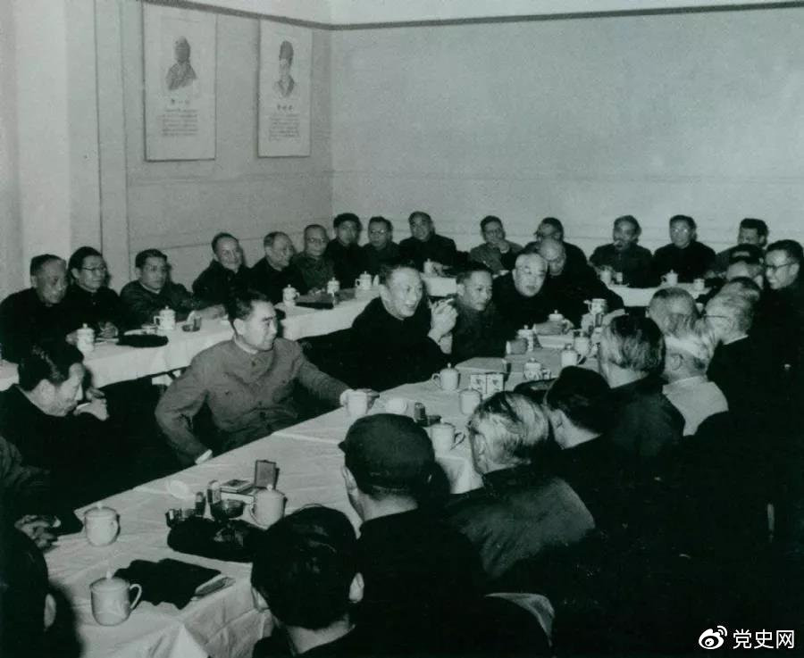 1963年1月29日,周恩来出席上海科学技术工作会议。