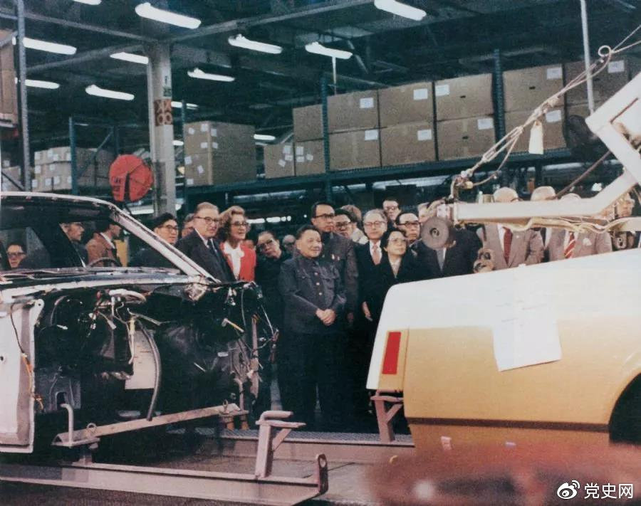1979年2月1日,邓小平参观福特汽车公司装配厂,并观看了汽车装配线的整个生产过程。