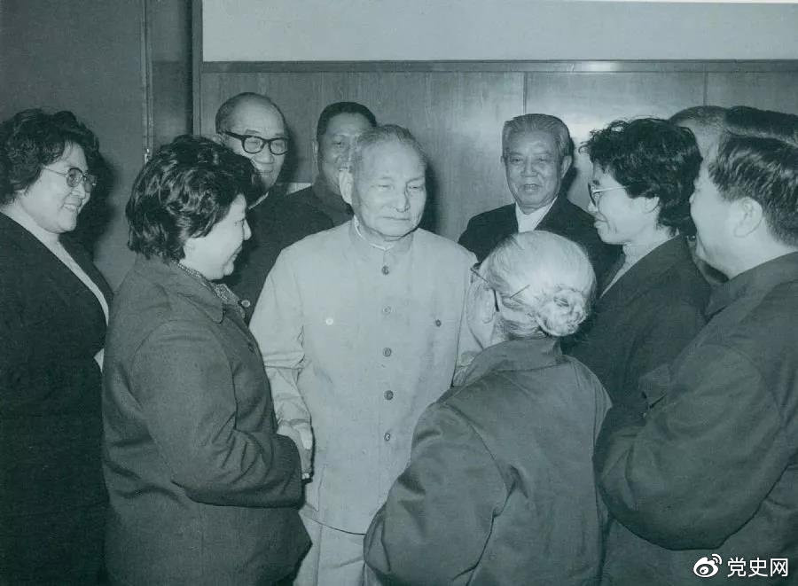 1984年2月2日,陈云邀请曲艺界著名人士侯宝林、骆玉笙等到中南海欢度春节。