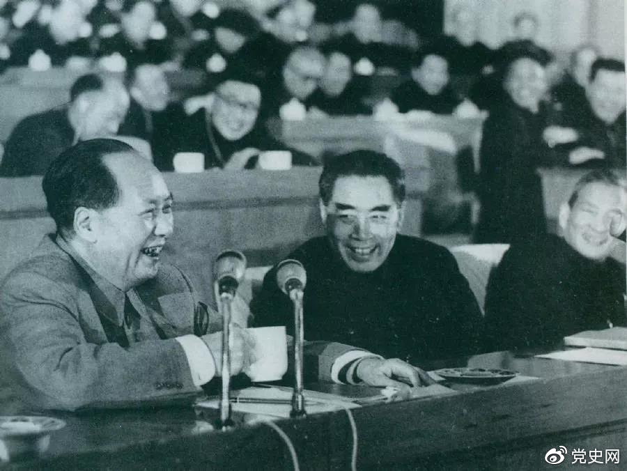 1962年初,毛泽东和周恩来、陈云在中共中央召开的扩大的中央工作会议(即七千人大会)上。