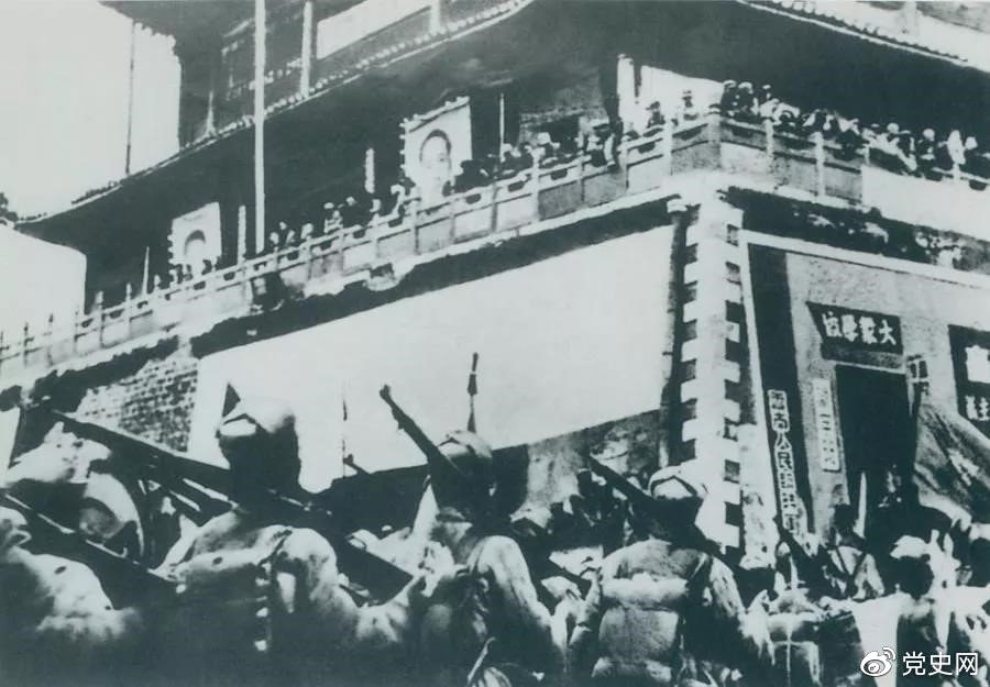 1950年2月20日,人民解放军进驻昆明。