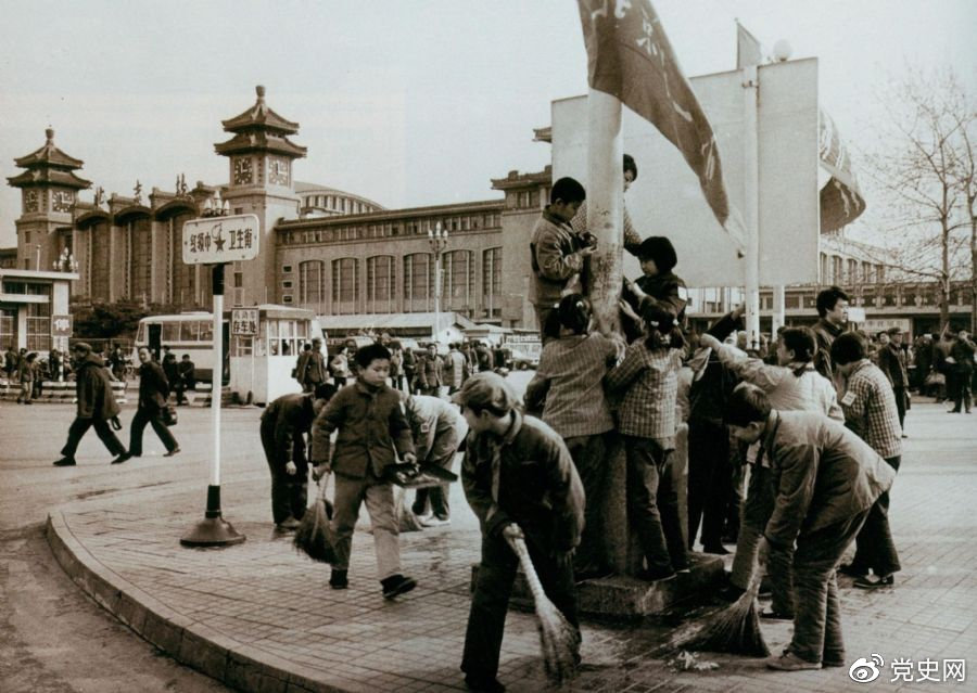 1981年2月25日,全国总工会等九个单位发出倡议,开展“五讲四美”文明礼貌活动。图为北京铁路一小的少先队员在北京站西街打扫卫生。