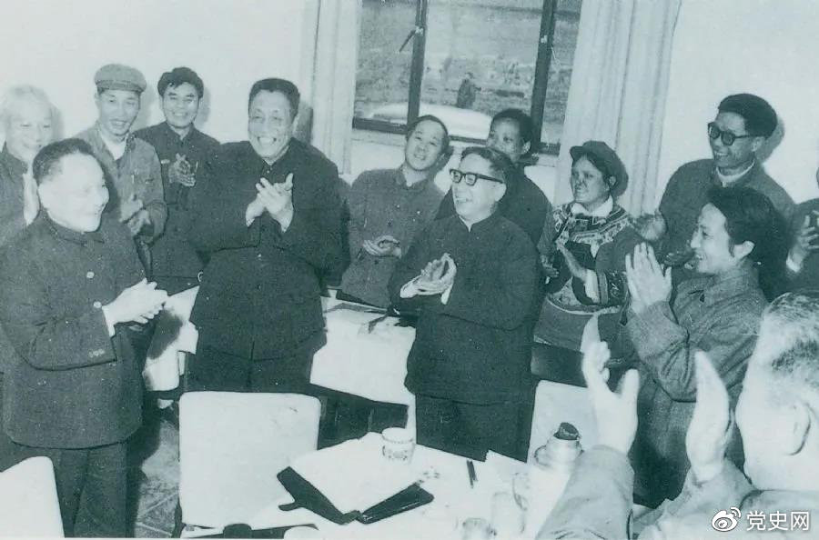 1978年3月2日,邓小平到五届全国人大一次会议云南和四川省代表团看望代表们。
