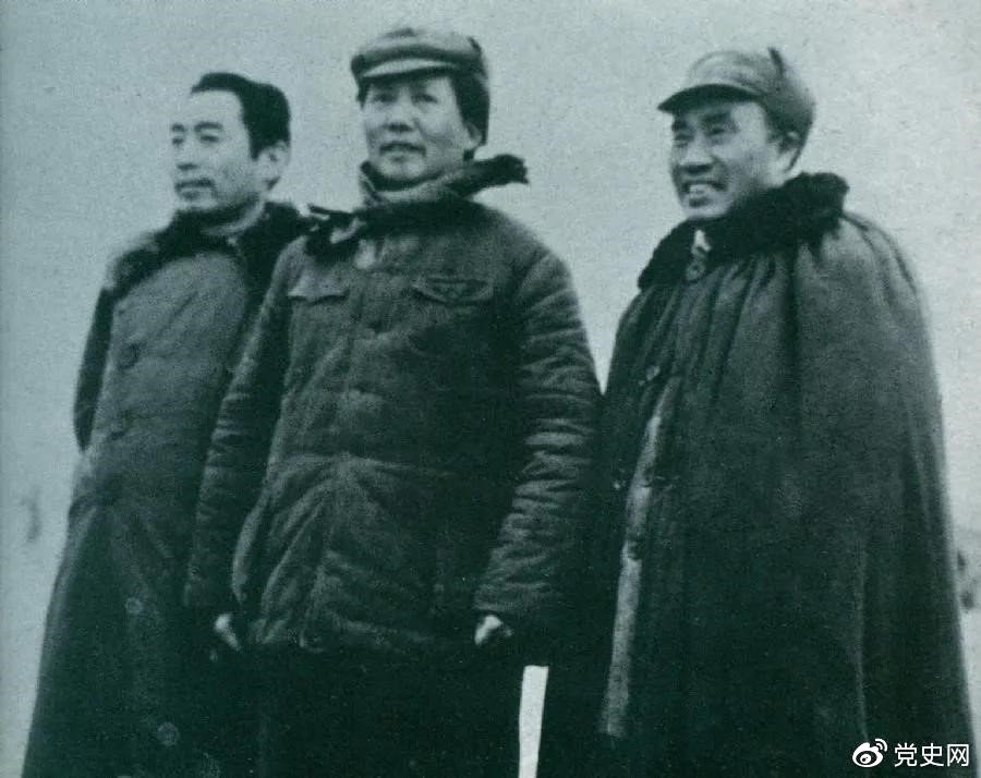 1946年3月4日,毛泽东和朱德、周恩来在延安机场。