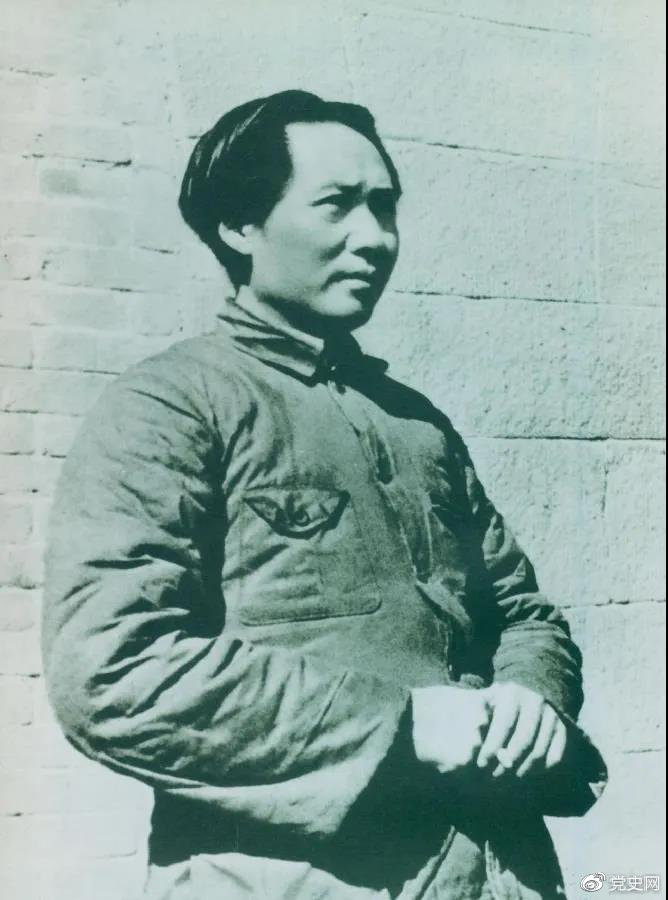 1936年2月至5月,毛泽东、彭德怀率军进行了东征战役。图为指挥东征战役时的毛泽东。