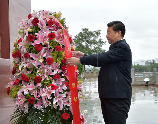△2016年7月18日至20日,中共中央总书记、国家主席、中央军委主席习近平在宁夏调研考察。这是7月18日上午,习近平在固原市西吉县将台堡向红军长征会师纪念碑敬献花篮。新华社记者 李涛 摄